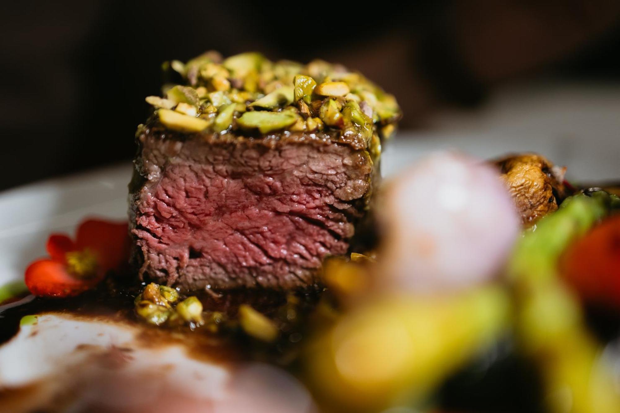 Hotel Platinia Cluj-Napoca Eksteriør bilde A pistachio crusted steak