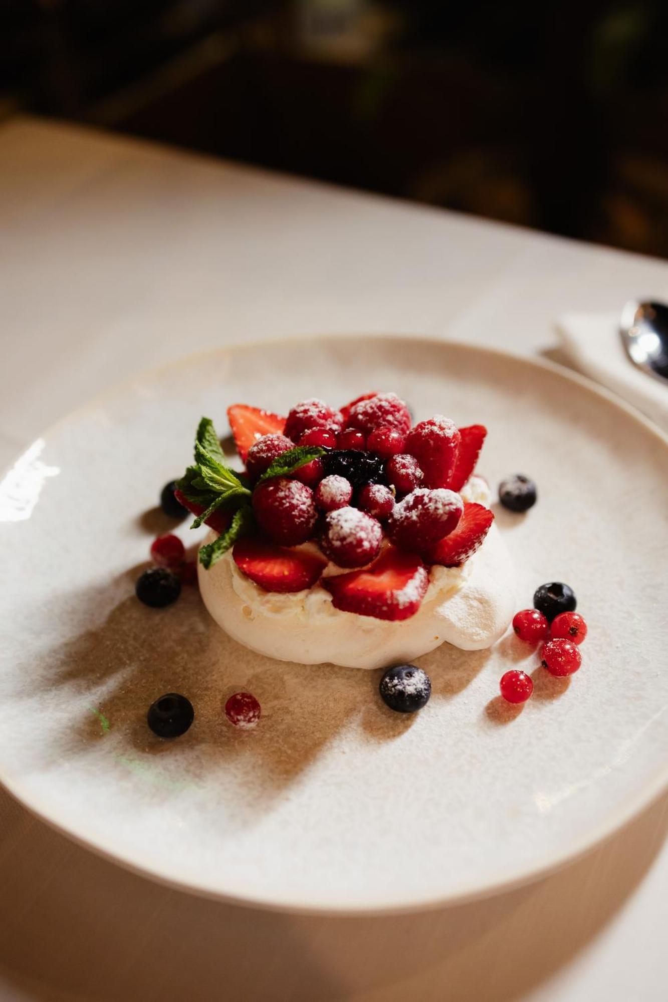 Hotel Platinia Cluj-Napoca Eksteriør bilde Pavlova with mixed berries
