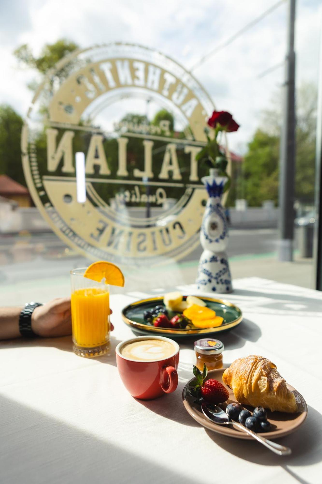 Hotel Platinia Cluj-Napoca Eksteriør bilde MALLAT