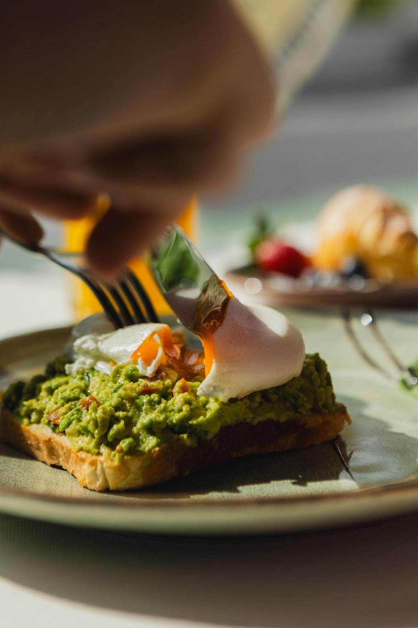 Hotel Platinia Cluj-Napoca Eksteriør bilde Avocado and egg on toast