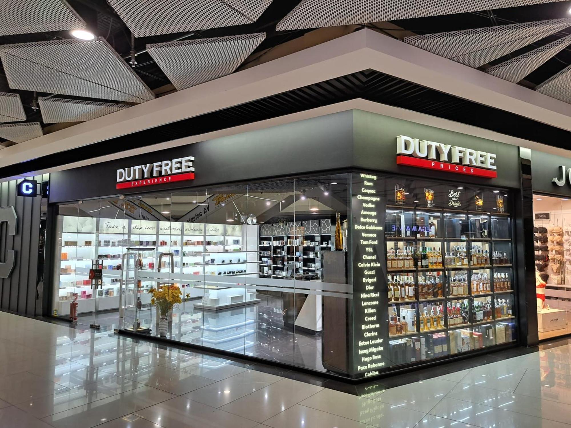 Hotel Platinia Cluj-Napoca Eksteriør bilde Duty Free at the airport